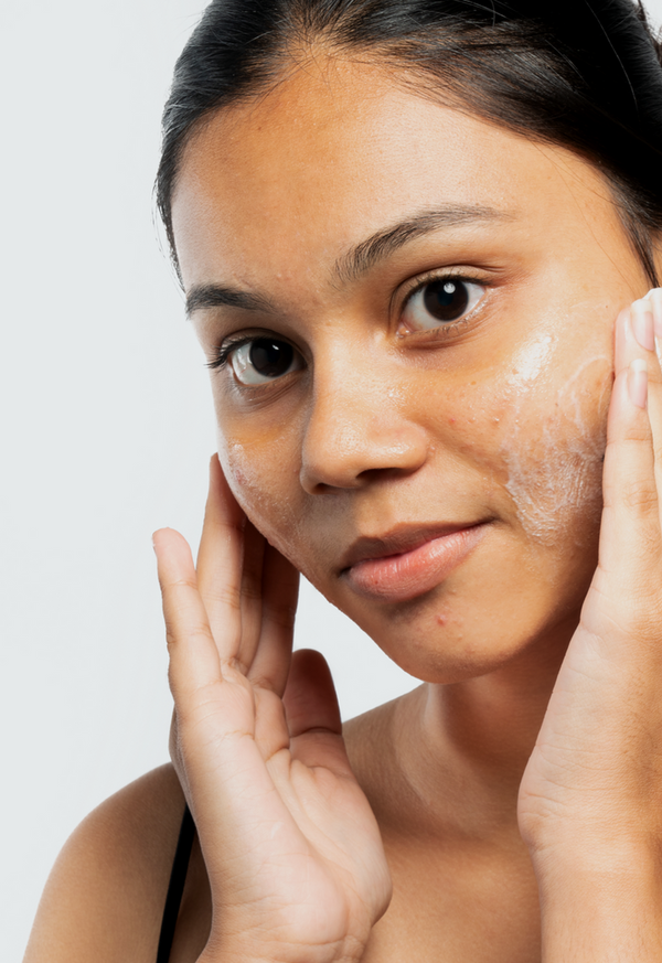 a women applying Minimalist Oat Extract 06% Gentle Cleanser to her cheeks
