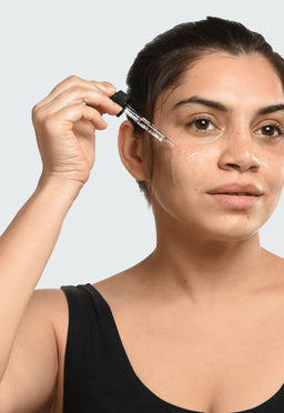a women applying Minimalist Hyaluronic + PGA 02% to her face