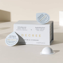 Decree Weekly Single packaging with multiple capsules on top and next to it