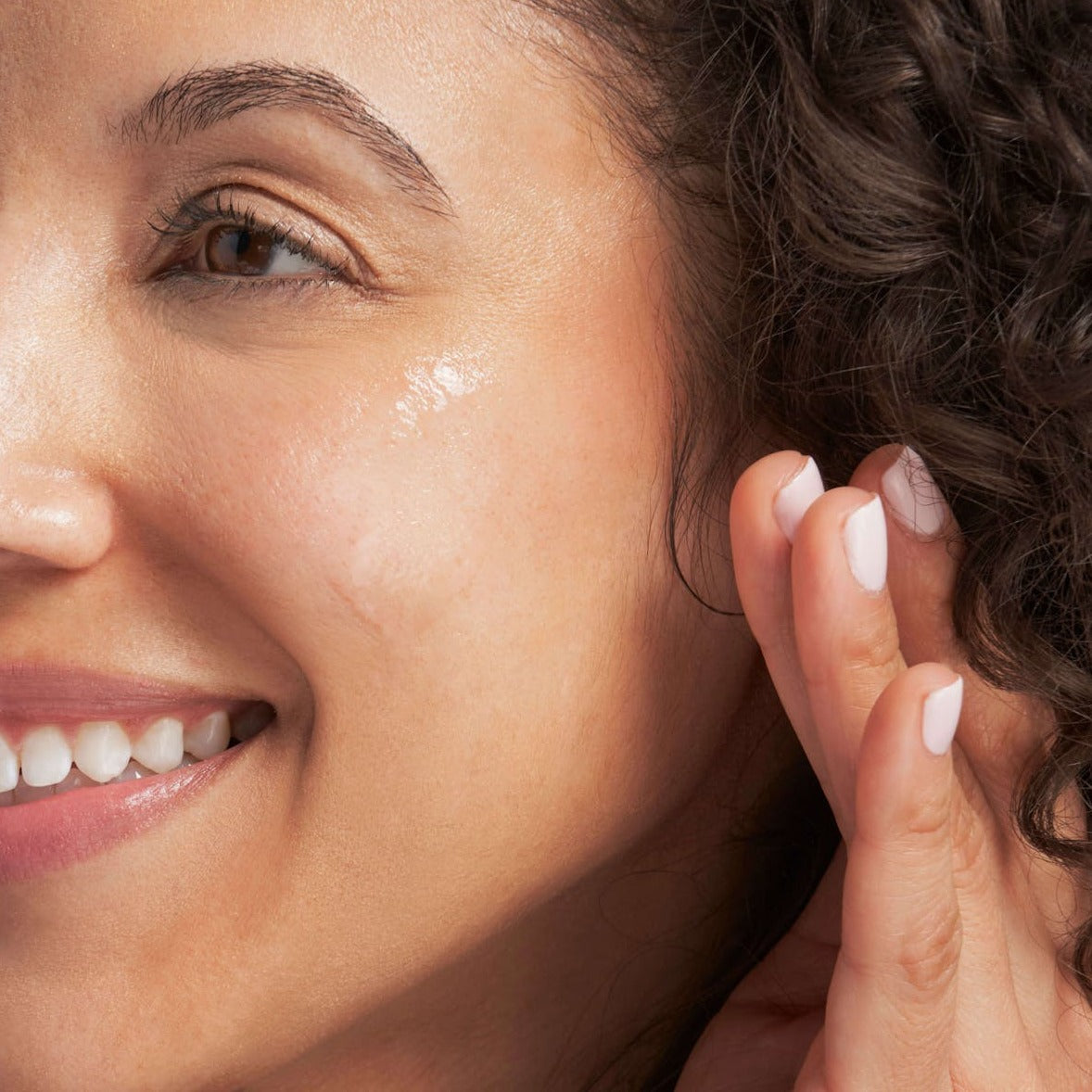 model applying the gel to her face