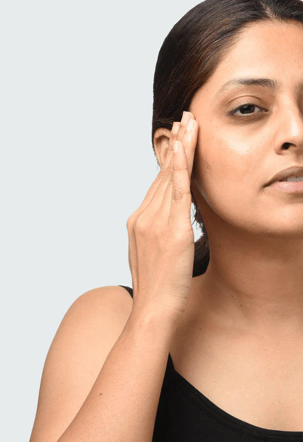a women applying Minimalist AHA BHA 10% to her face