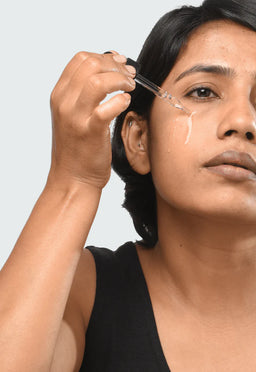 a women applying Minimalist Alpha Arbutin 02% to her face