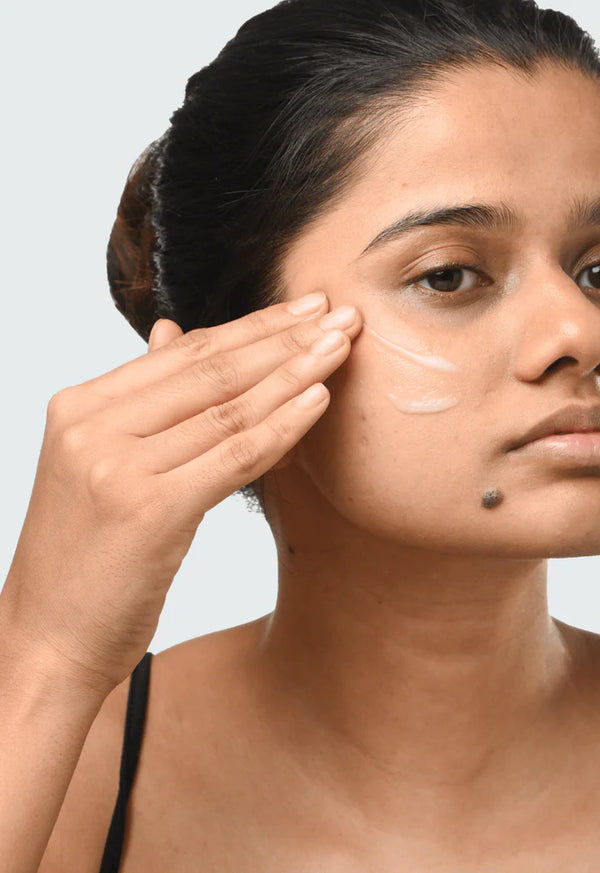 a women applying Minimalist Vitamin B5 10% Moisturizer to her face