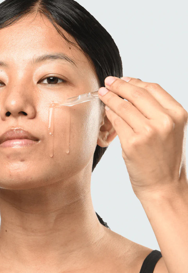 a women applying Minimalist Multi-Peptides 10% to her face