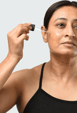 a women applying Minimalist Retinol 0.3% to her cheek