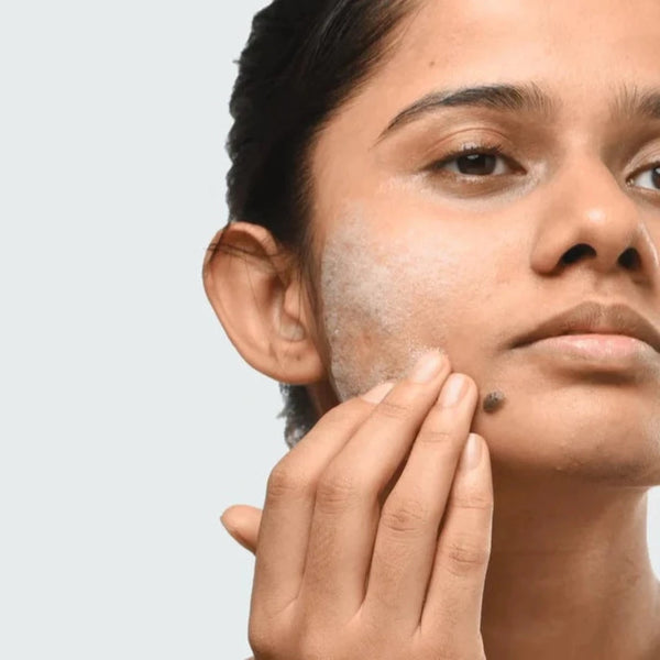 a women applying Minimalist Salicylic + LHA 02% Face Cleanser to her cheek