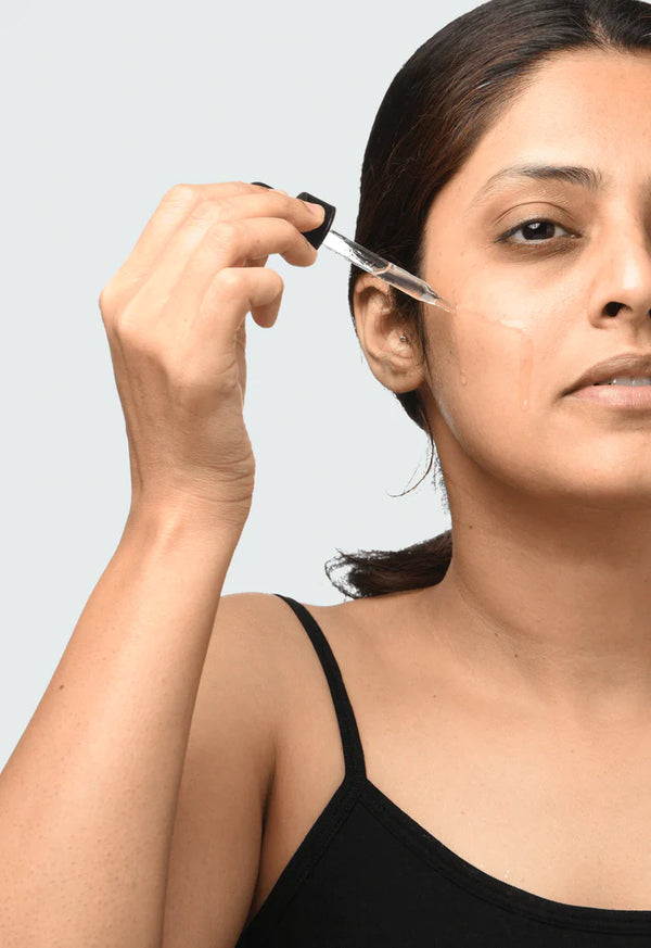 a women applying Minimalist Vitamin C 10% to her face