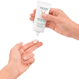 White Vichy Neovadiol Phytosculpt Neck And Face Contour Balm 50ml on fingers