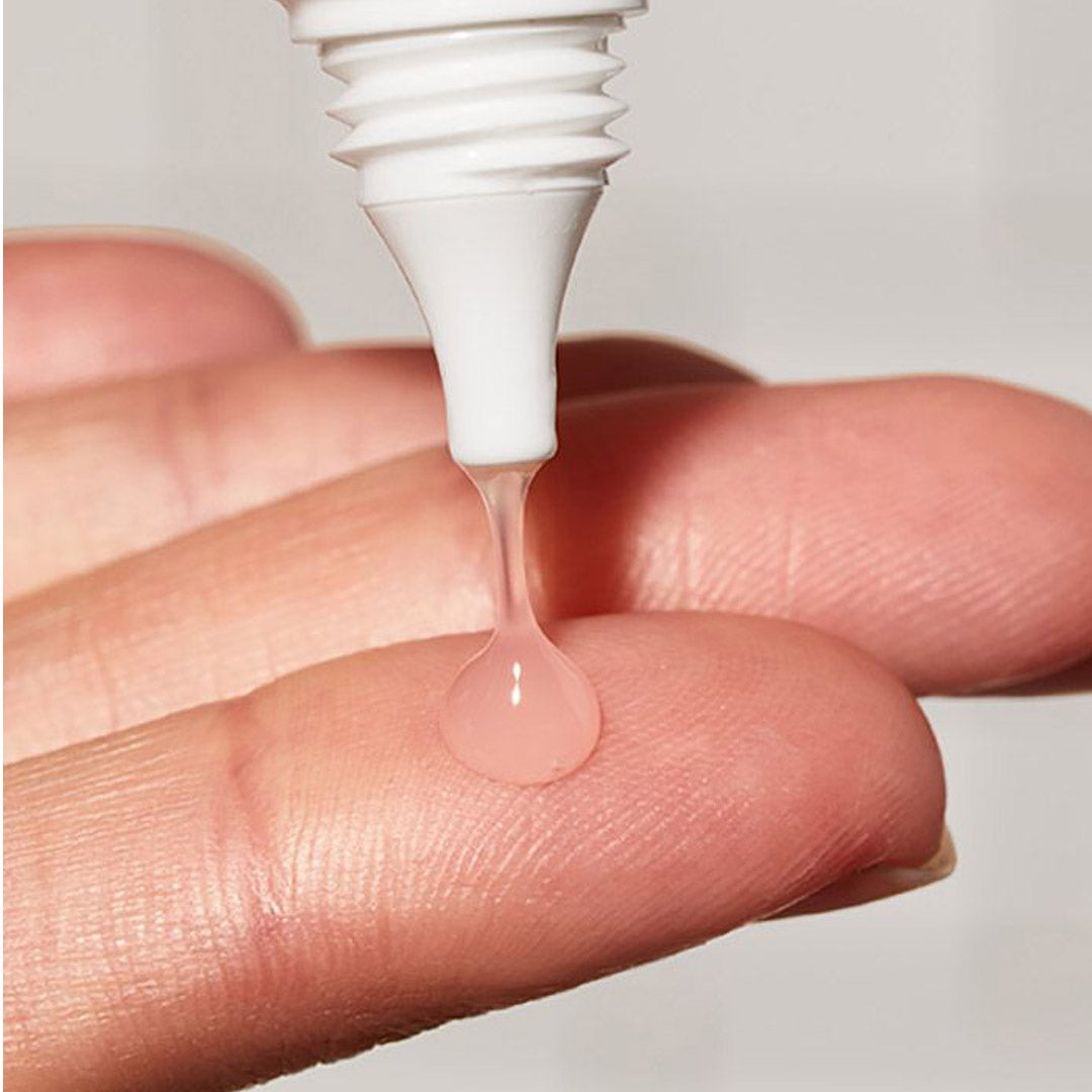 Model pouring CeraVe Blemish Control Gel with AHA & BHA for Blemish-Prone Skin 40ml onto their fingers